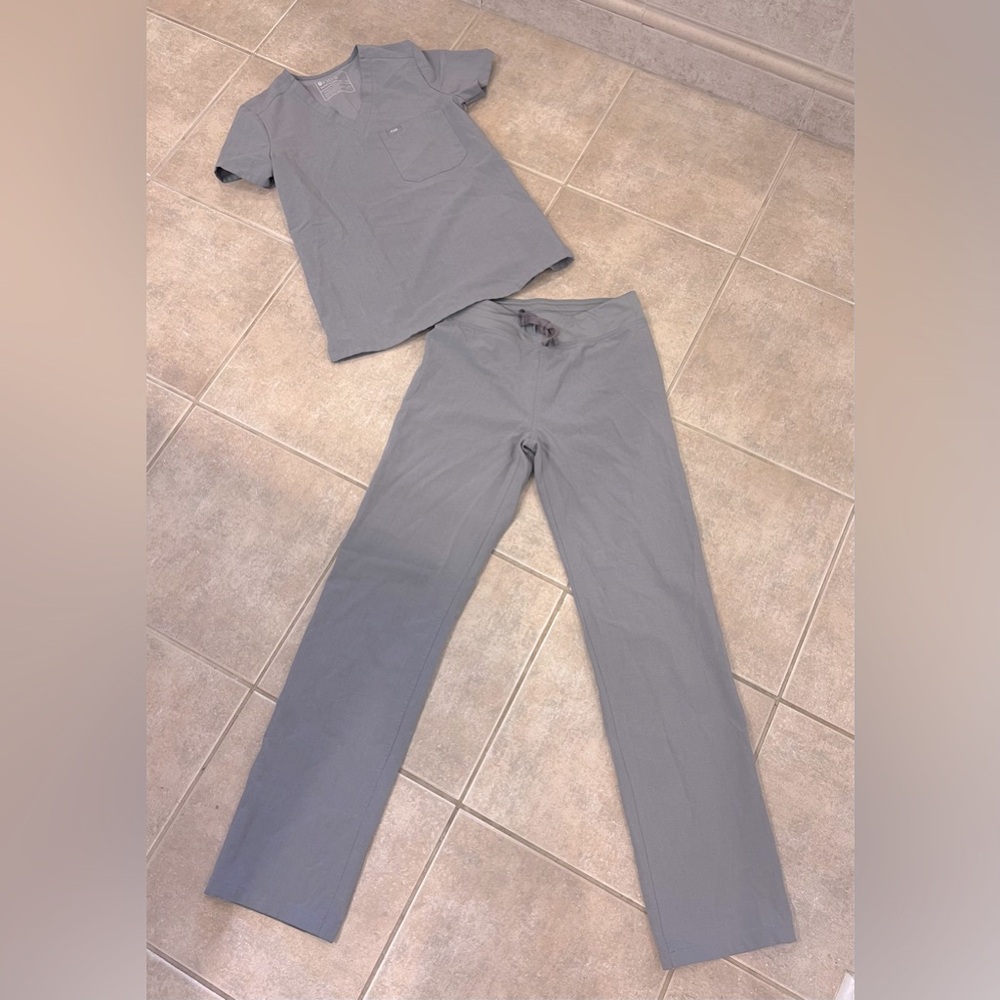 FIGS Scrub Set in Space Gray color (Bottoms & Top size XXS)